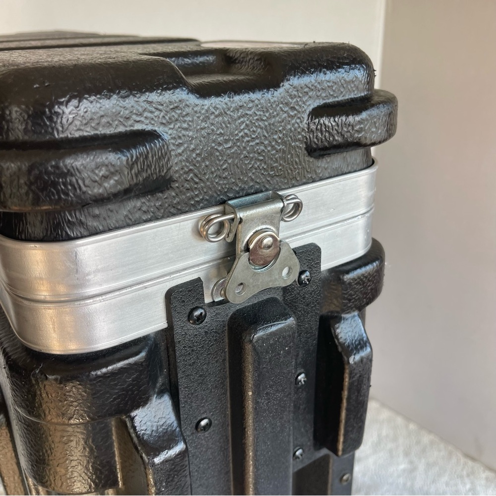 SKB 402-462. Molded Flight Hard Case - Black with Silver Trim - Picture 7 of 16